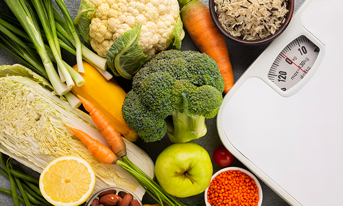 Vegetais frescos e balança, educação alimentar